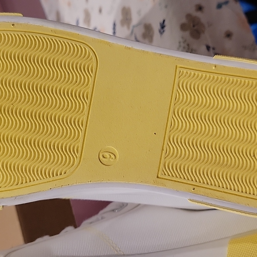 Ladies Casual Sneakers;Ladies sz.9.NWT in orig box Mellow yellow - Picture 4 of 7
